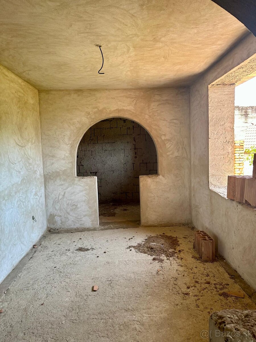 Rozostavaný rod. dom s garážou v obci Dolný Pial - 11