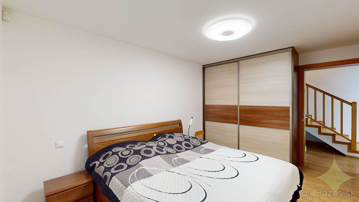 Priestranný dvojpodlažný 6-izbový rodinný dom v Malom Lapáši - 11