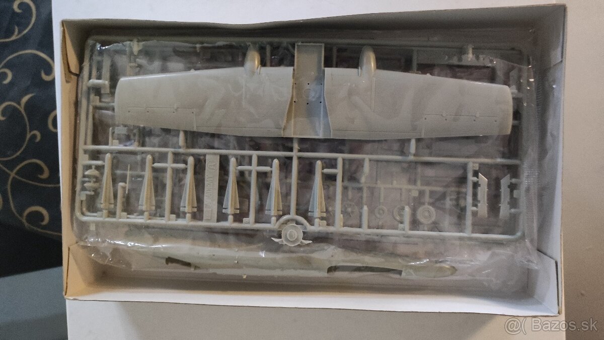 Modely + autíčko na diaľkové ovládanie - 11