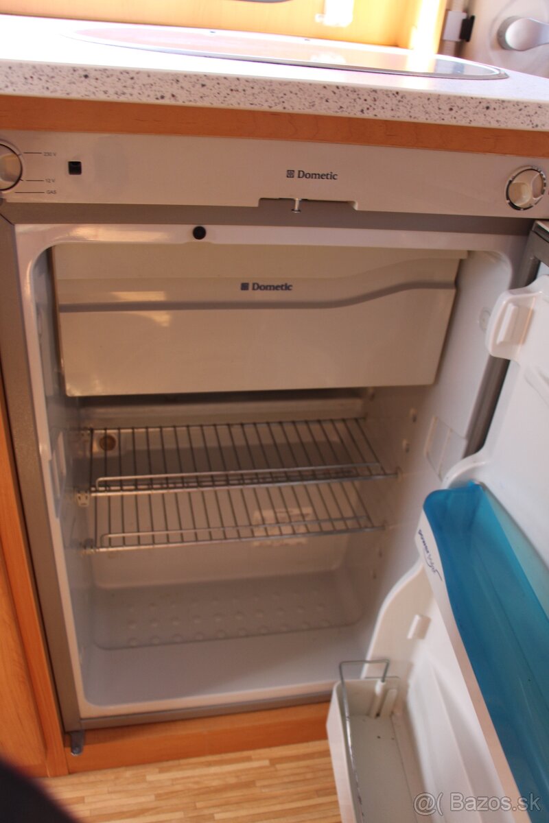 obytny prives Hymer 4 osoby 1200kg - 11