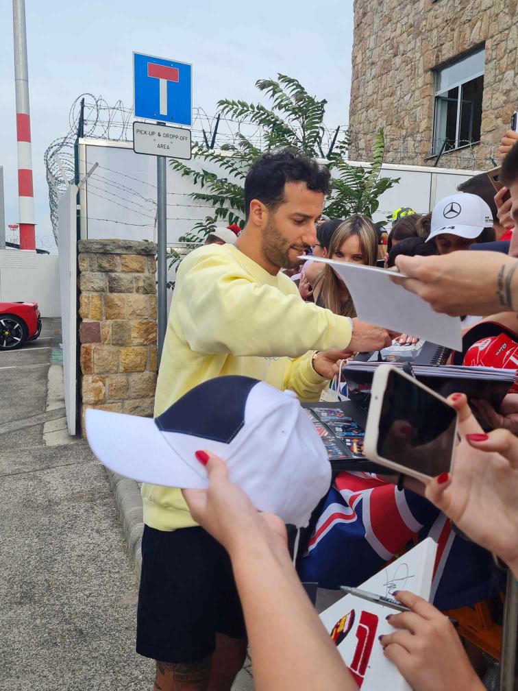 F1 helmy, šiltovky a modely - 11