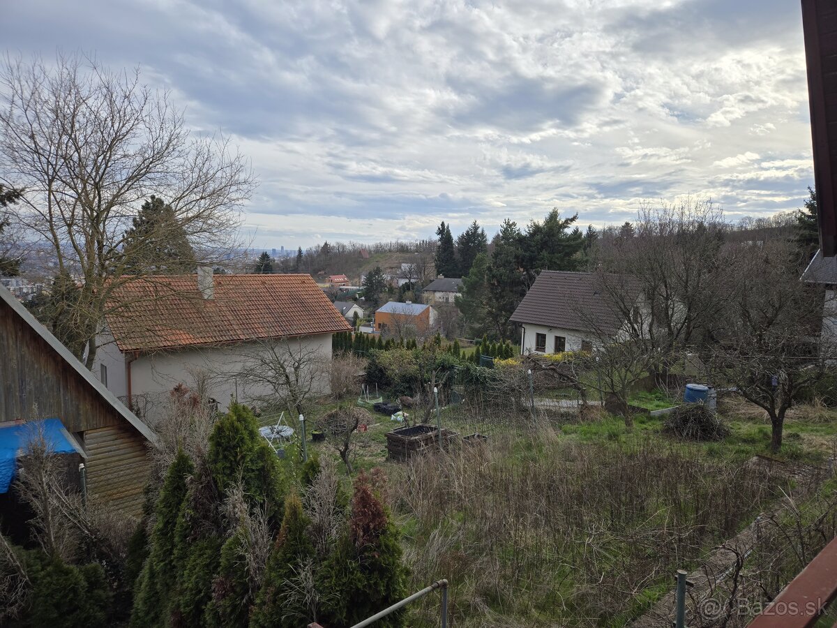 Lukratívny Pozemok 512m² s Murovanou Chatou v Rači pod Lesom - 11