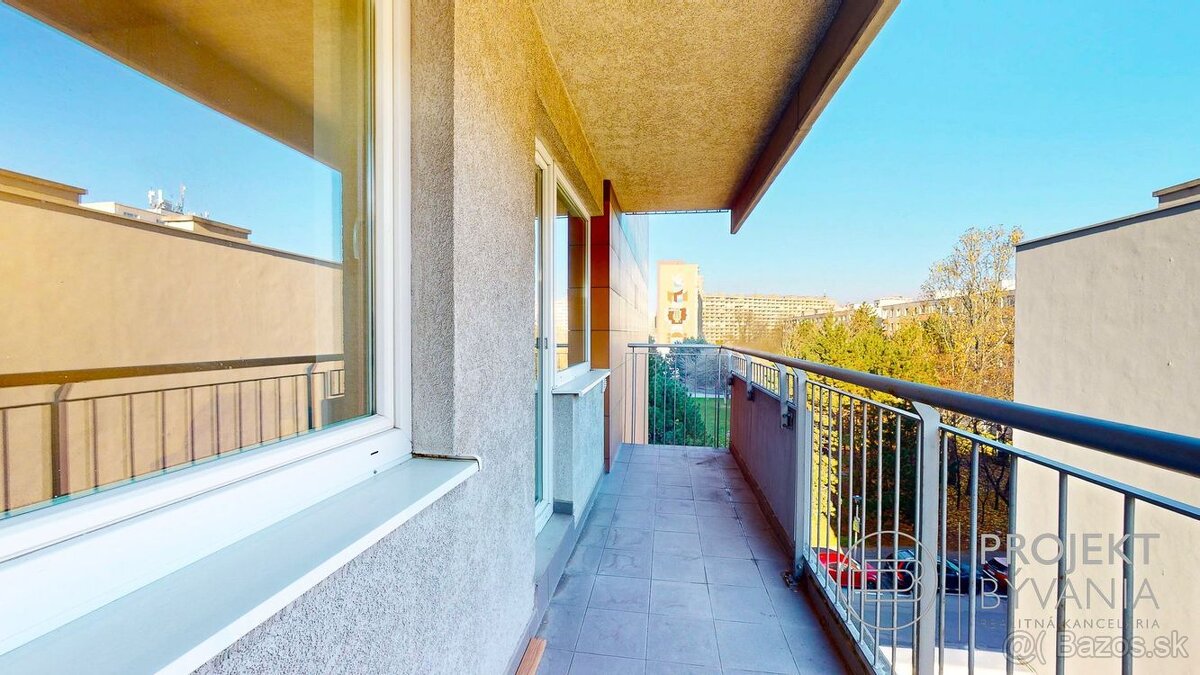 REZERVOVANÉ 2-izbový byt, NÁM. HRANIČIAROV, veľký BALKÓN, v - 11