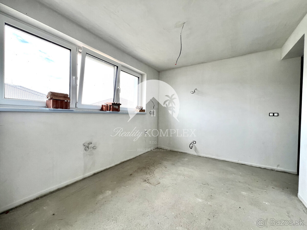 Reality KOMPLEX s.r.o. ponúka na PREDAJ 5 izbový rodinný dom - 11