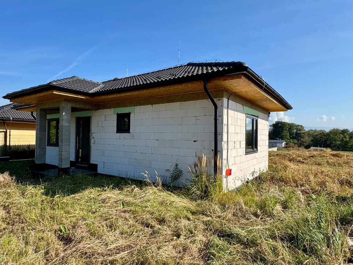 BENIAKOVCE - 4 IZBOVÝ PEKNÝ RD 107 M2 S TERASOU, HRUBÁ STAVB - 11