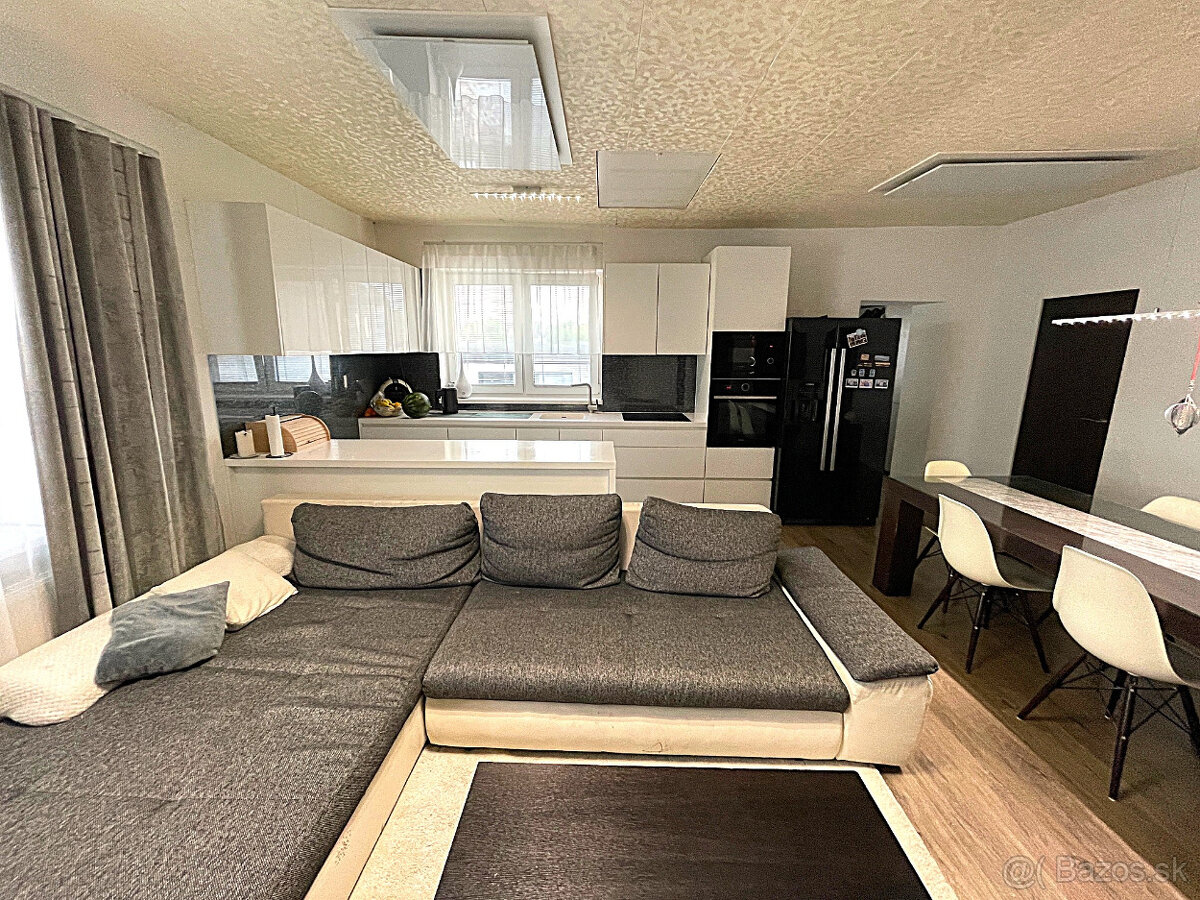 Kompletne zrekonštruovaný rodinný dom s bazénom - 11