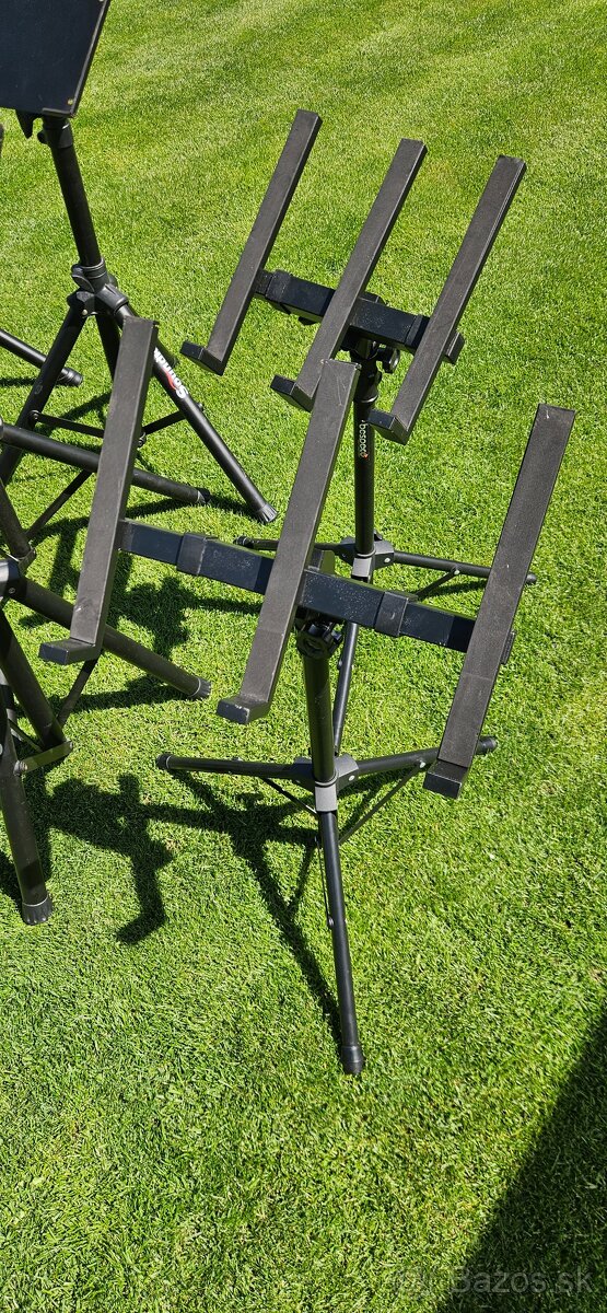 Stojany na mikrofóny, svetla, mix pulty, noty atď. - 11