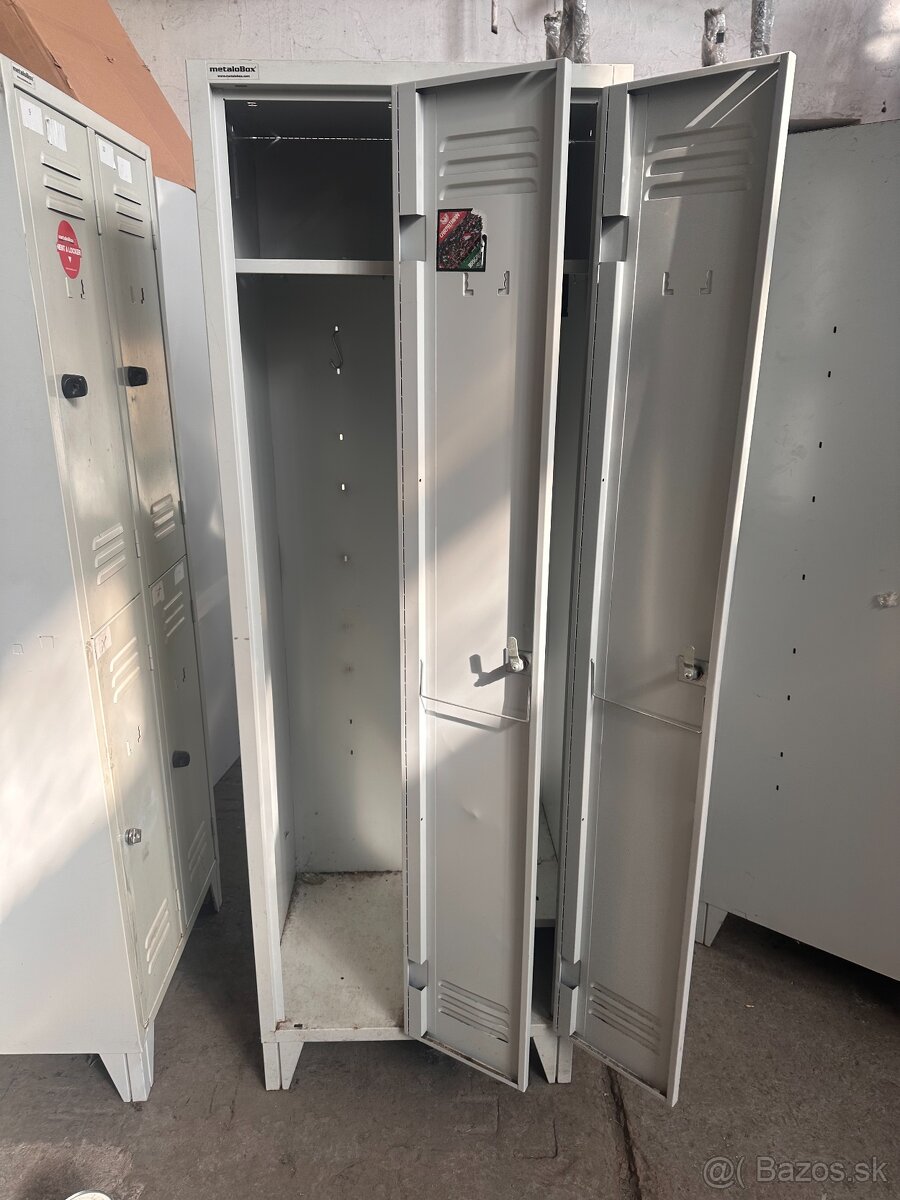 2-dverová šatníková skriňa na nožičkách - 11