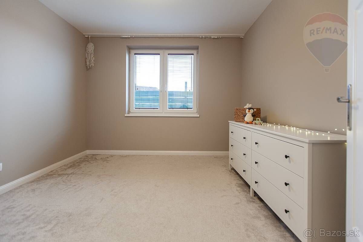 Na predaj 5-izbový rodinný dom v Sološnici - 11