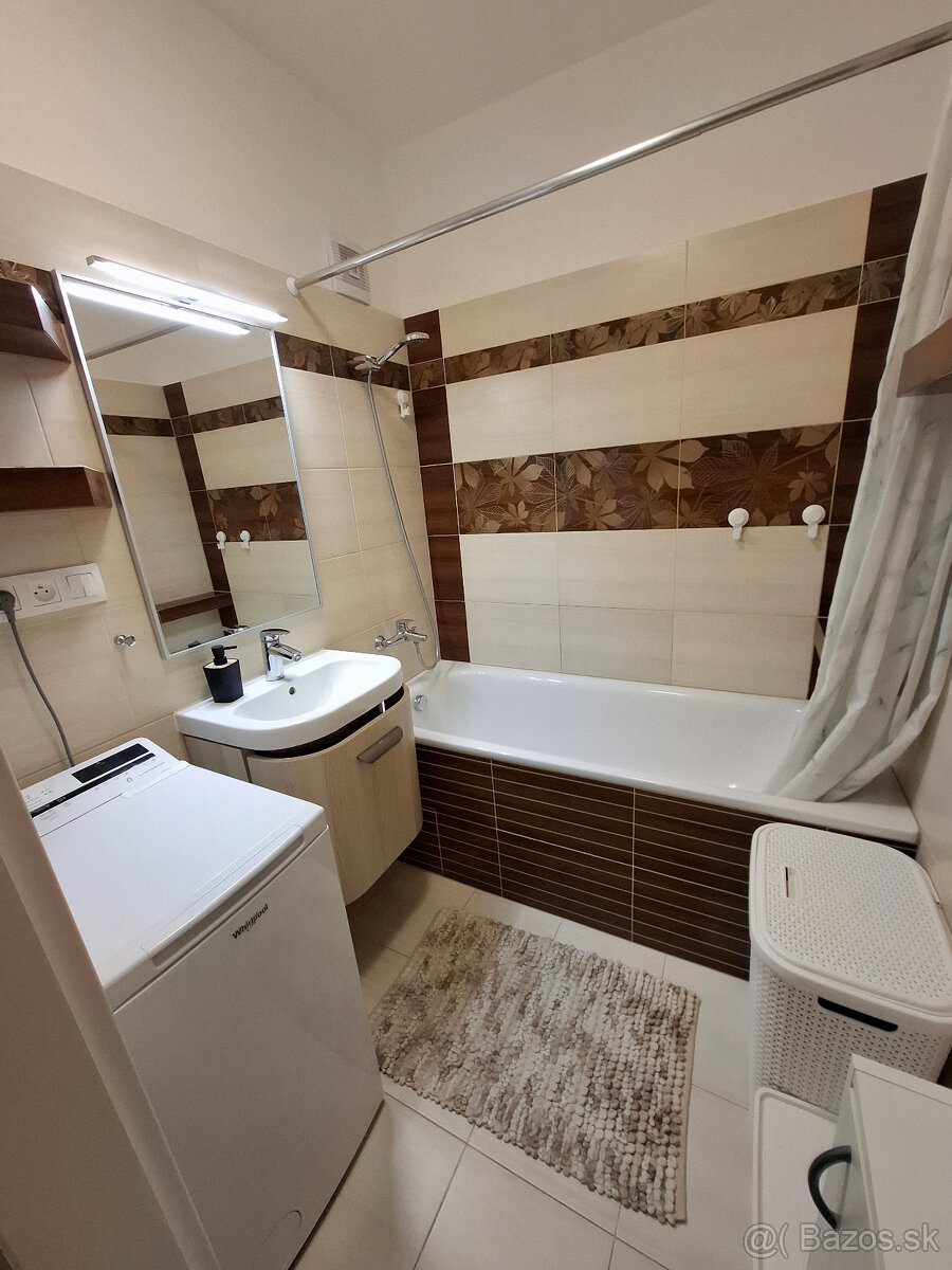 Predaj priestranný 3 izbový byt - 11