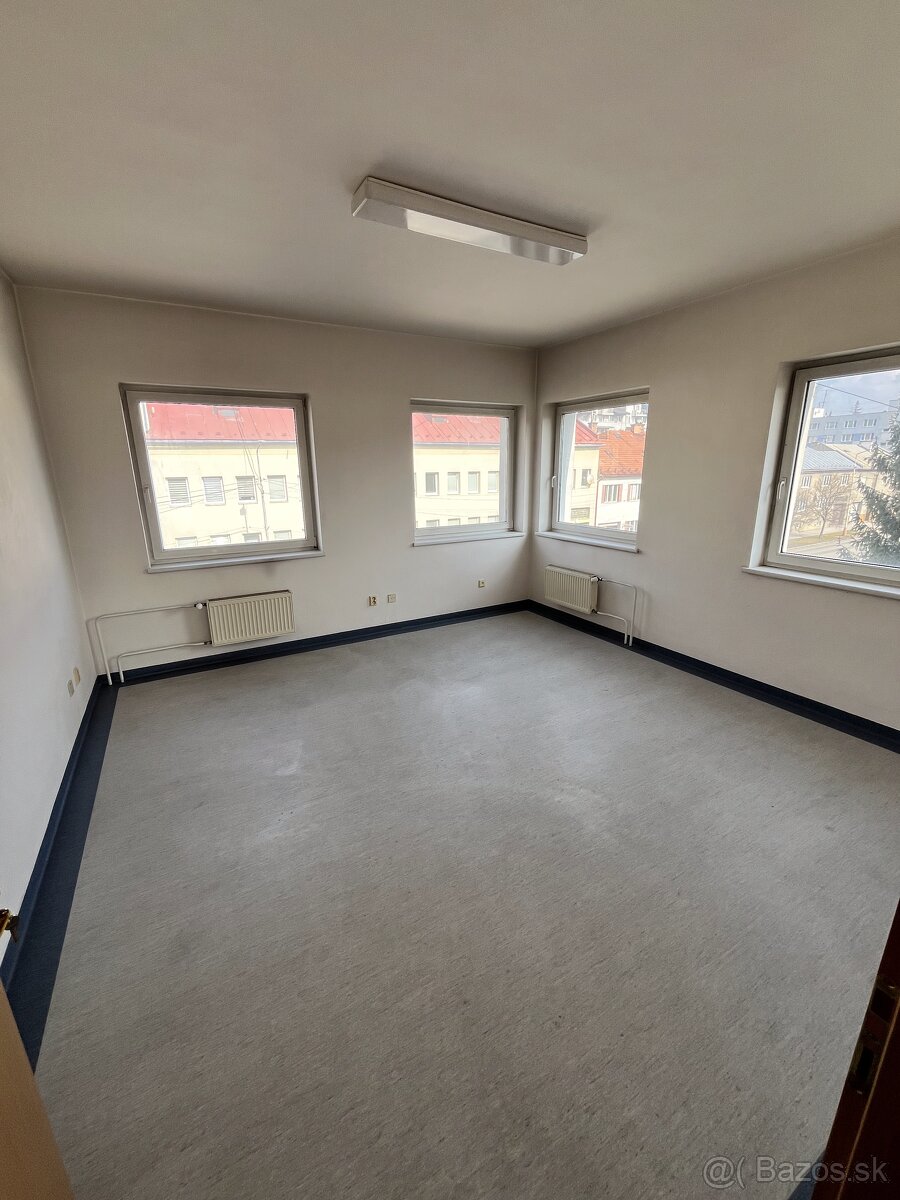 Administratívna budova - Prenájom - 11