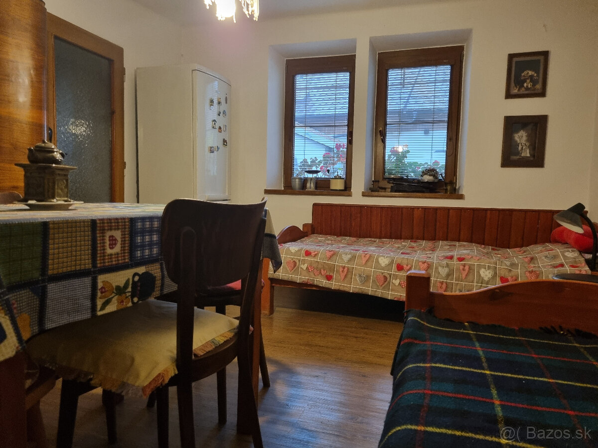 RODINNÝ a HOSŤOVSKÝ DOM,STODOLA a POZEMOK 2924m2 HRÁDOK-NMNV - 11