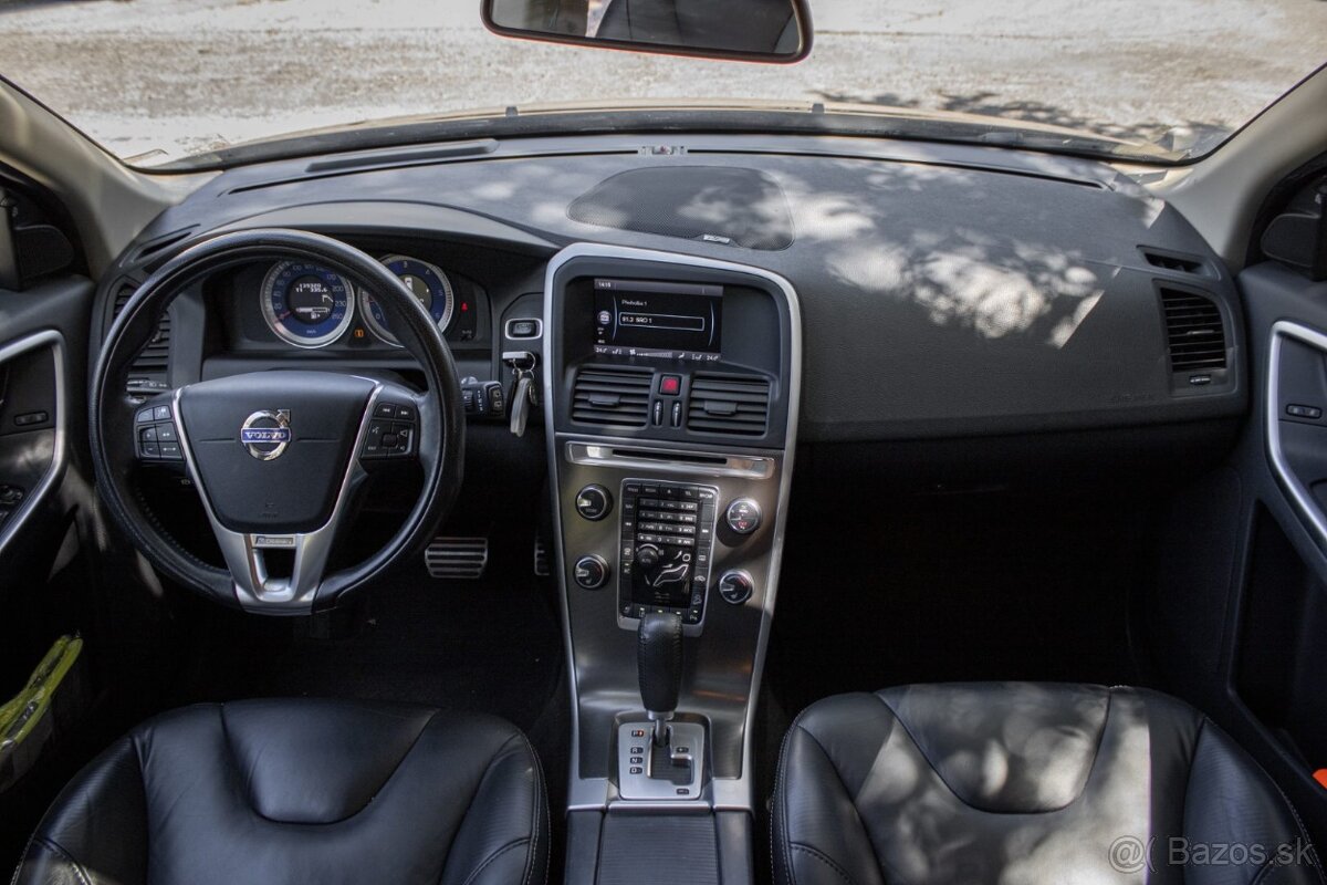 Volvo XC60 R-Design AWD - 11