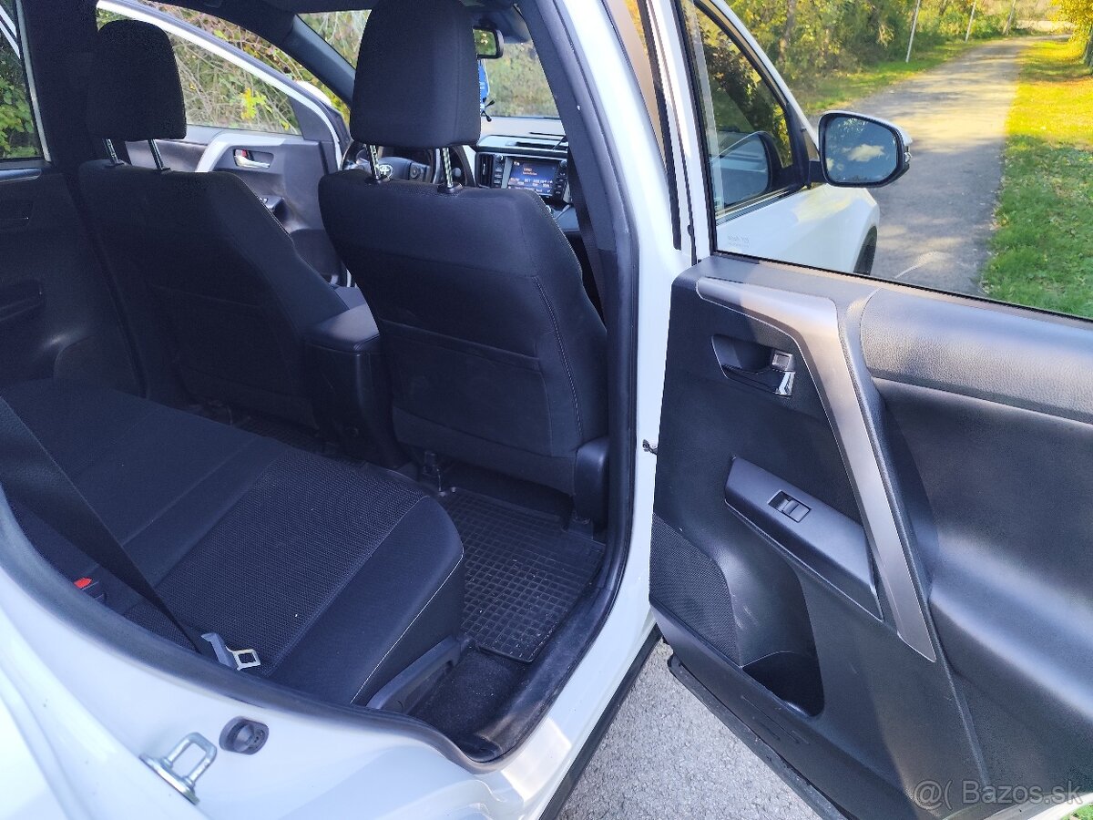 Toyota RAV4 2.0 diesel, 105kw, ročník 2017 - 11