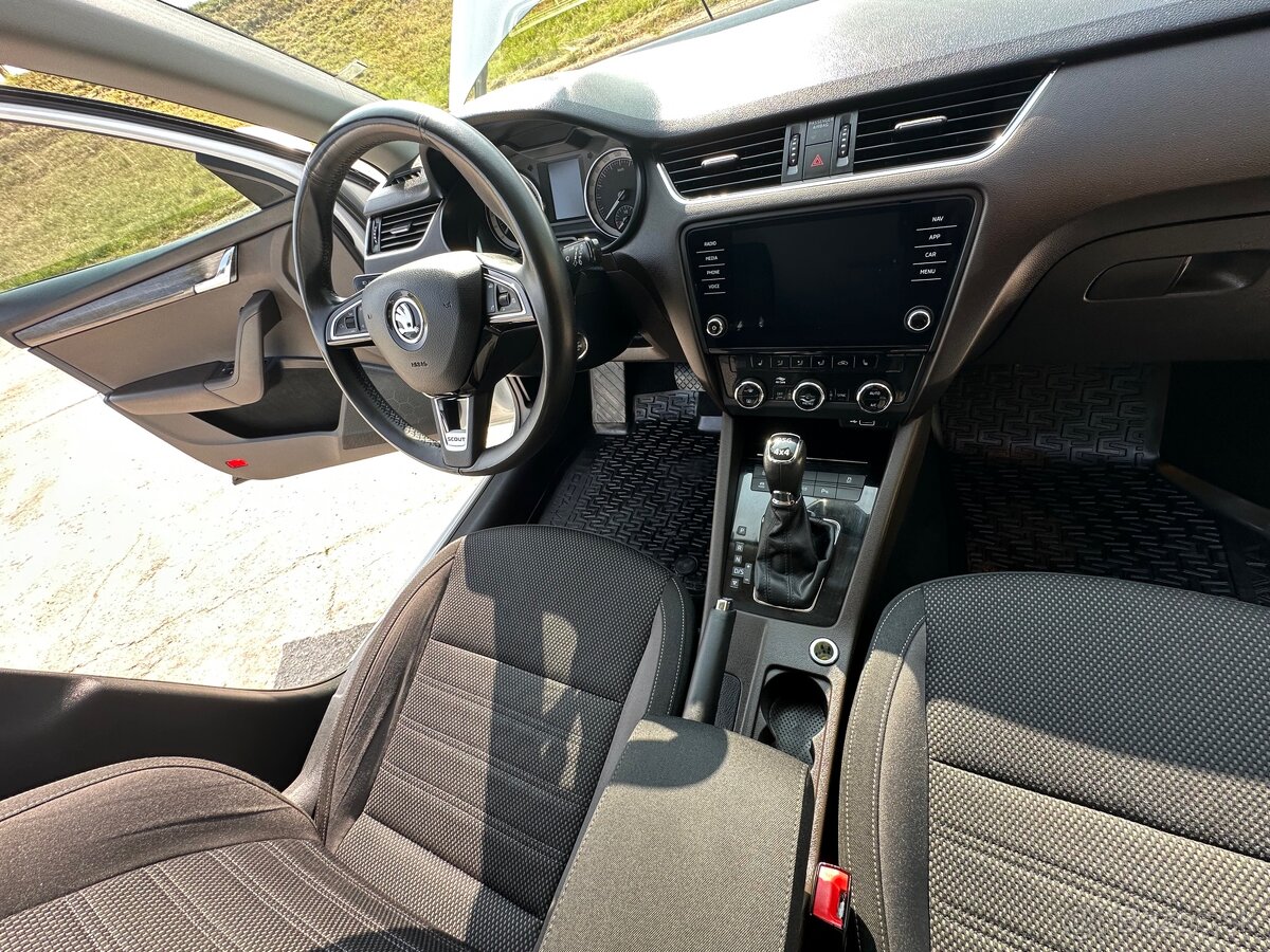 Škoda octavia combi scout - 11