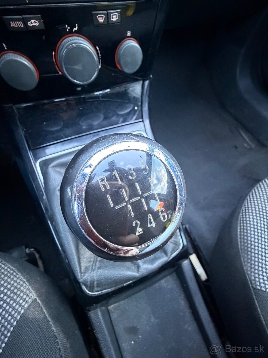 Opel Astra kombi 1.7cdti model 2011 - 11