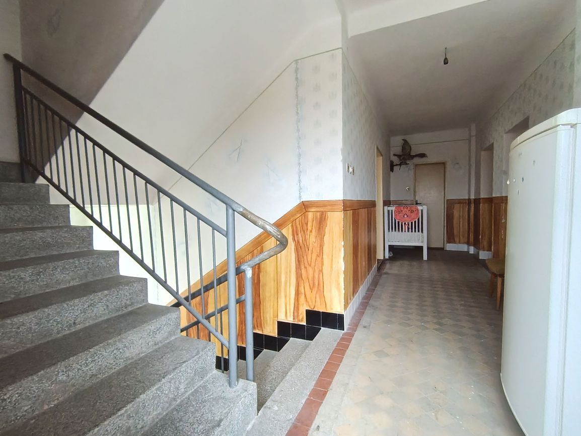 Dvojgeneračný rodinný dom na polosamote s pozemkom 21 087 m² - 11