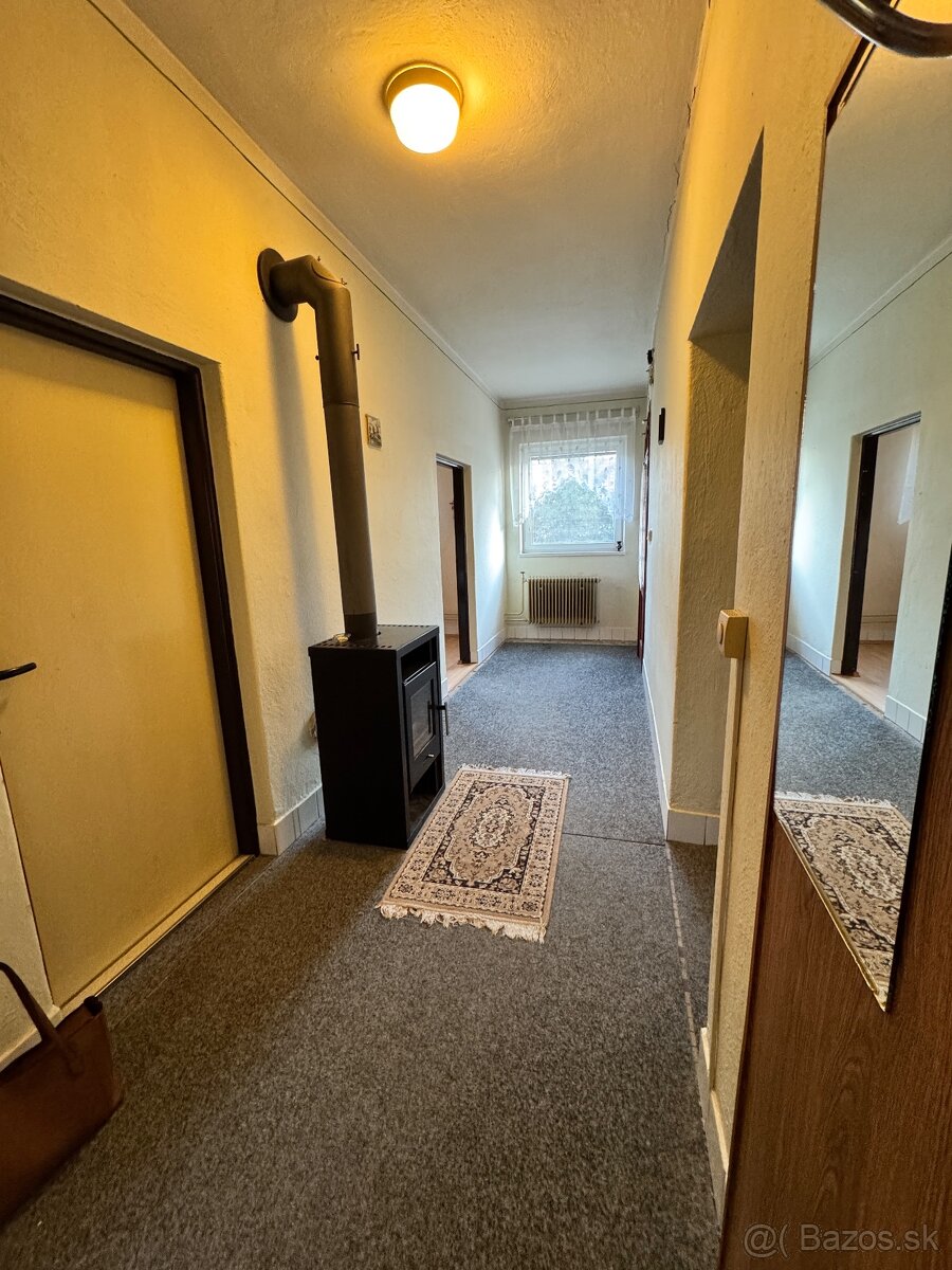 Priestranný podpivničený rodinný dom v Zlatých Moravciach – - 11