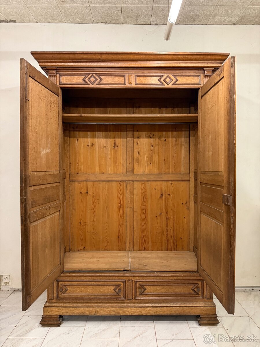 Starožitná šatní skříň - 11