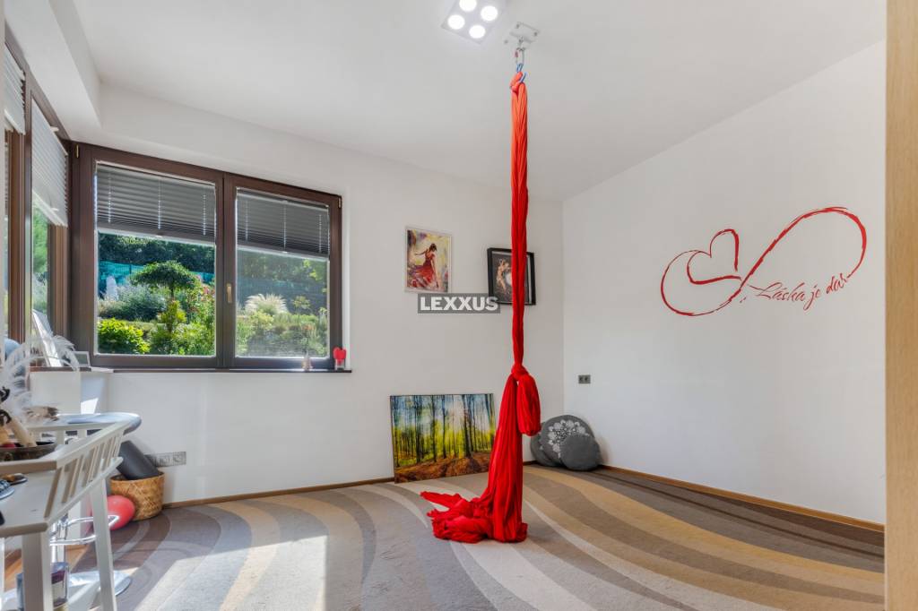 | Veľkorysý 8-izbový rodinný dom s bazénom na Zvončekovej ul - 11