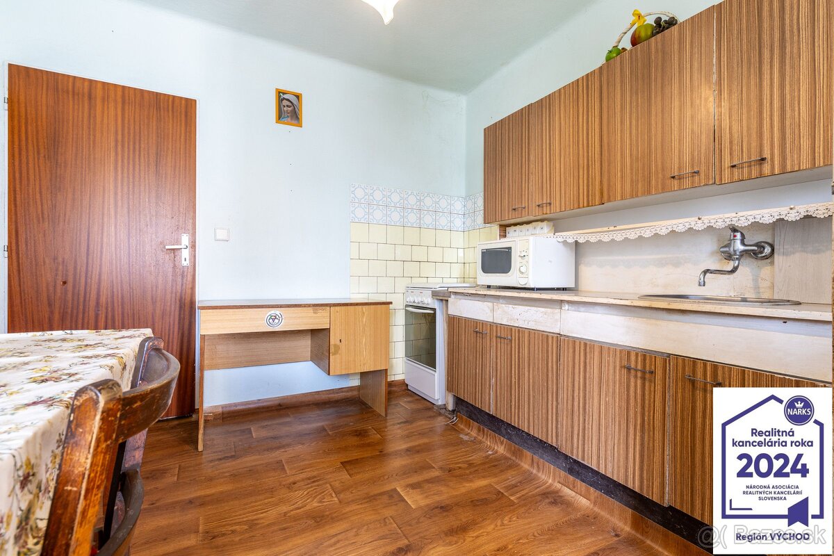 REZERVOVANÝ Rodinný dom v srdci obce Dvorníky - Včeláre - 11