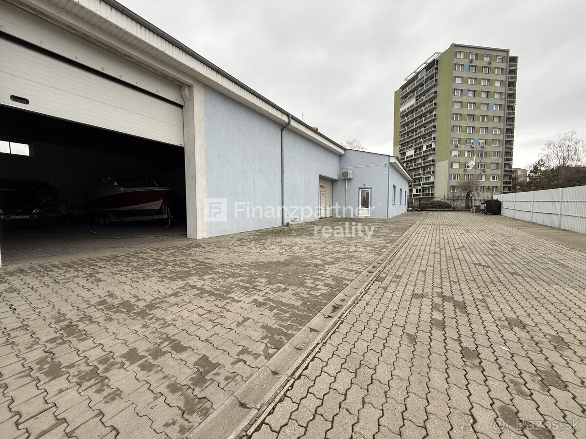 Na prenájom obchodný priestor v meste Štúrovo, pri Dunaji. - 11