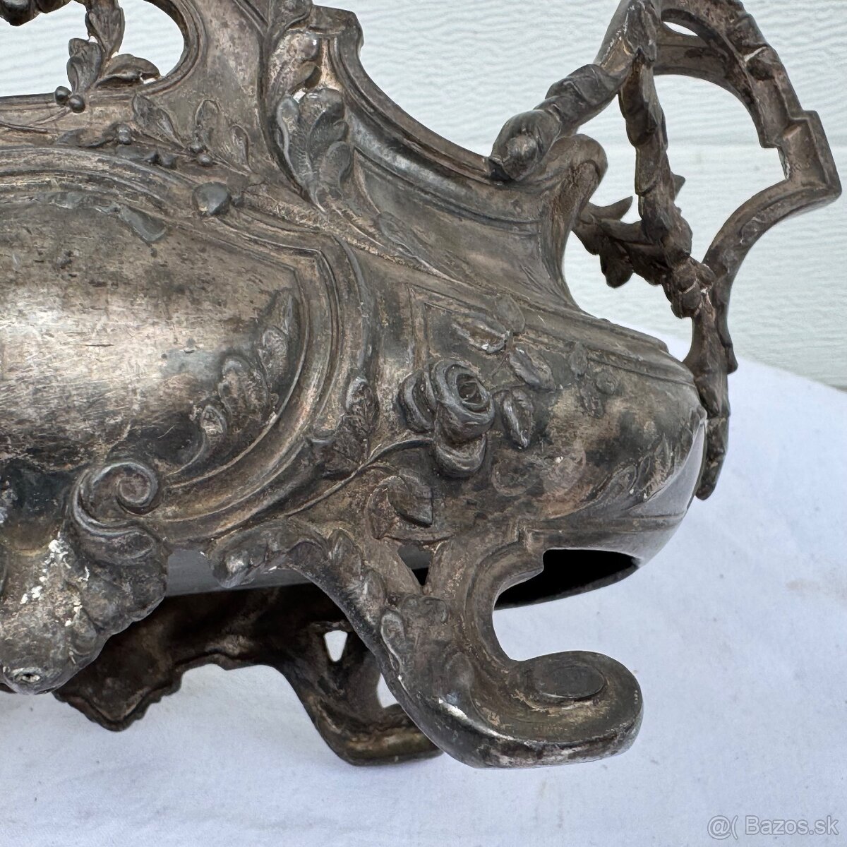 Starožitná zdobená žardiniéra s ružičkama - 11