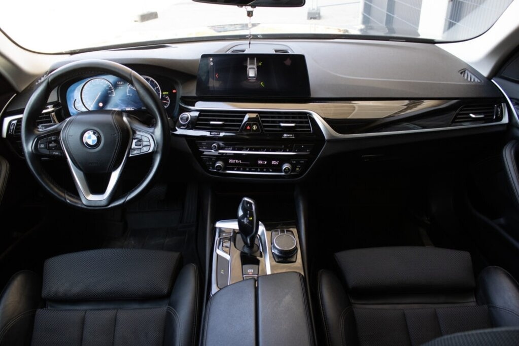 BMW 520d xDrive Touring z roku 2018 - 11