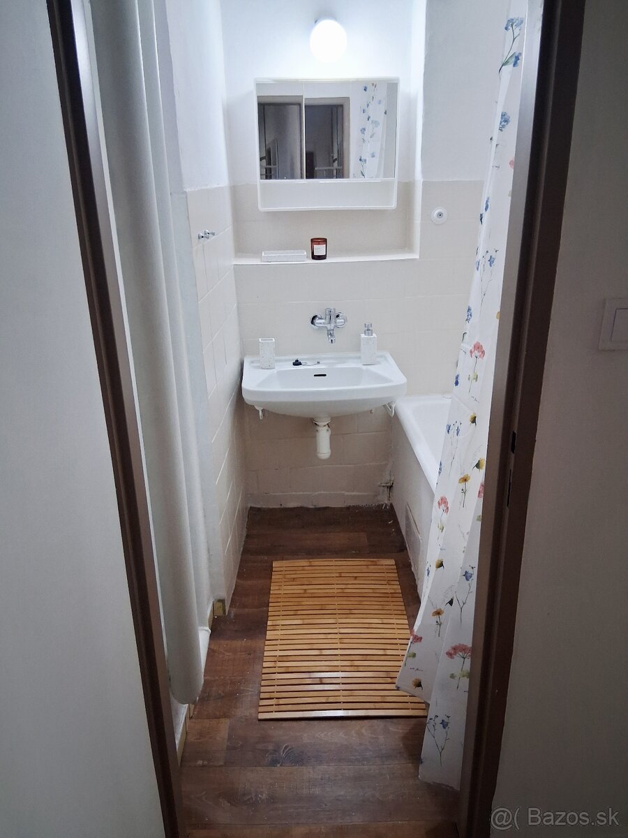 Priestranný 2-izbový byt s balkónom - 11