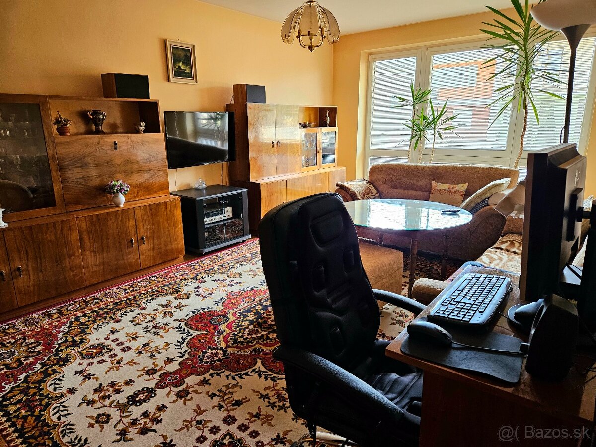 Väčší rodinný dom - garáže pre 4 autá - 11