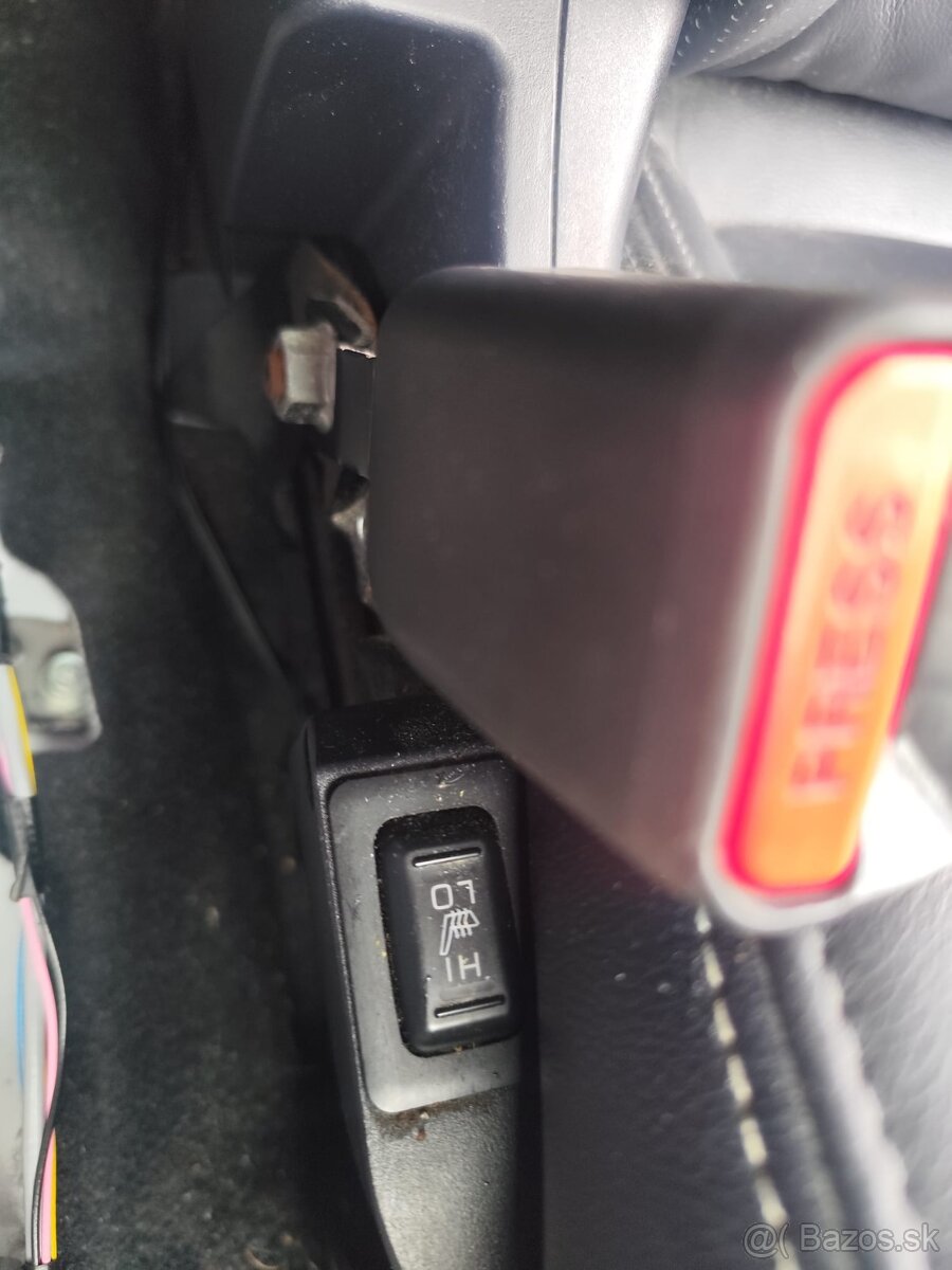 Predám Peugeot 4007 2,2 l. havarovaný. - 11