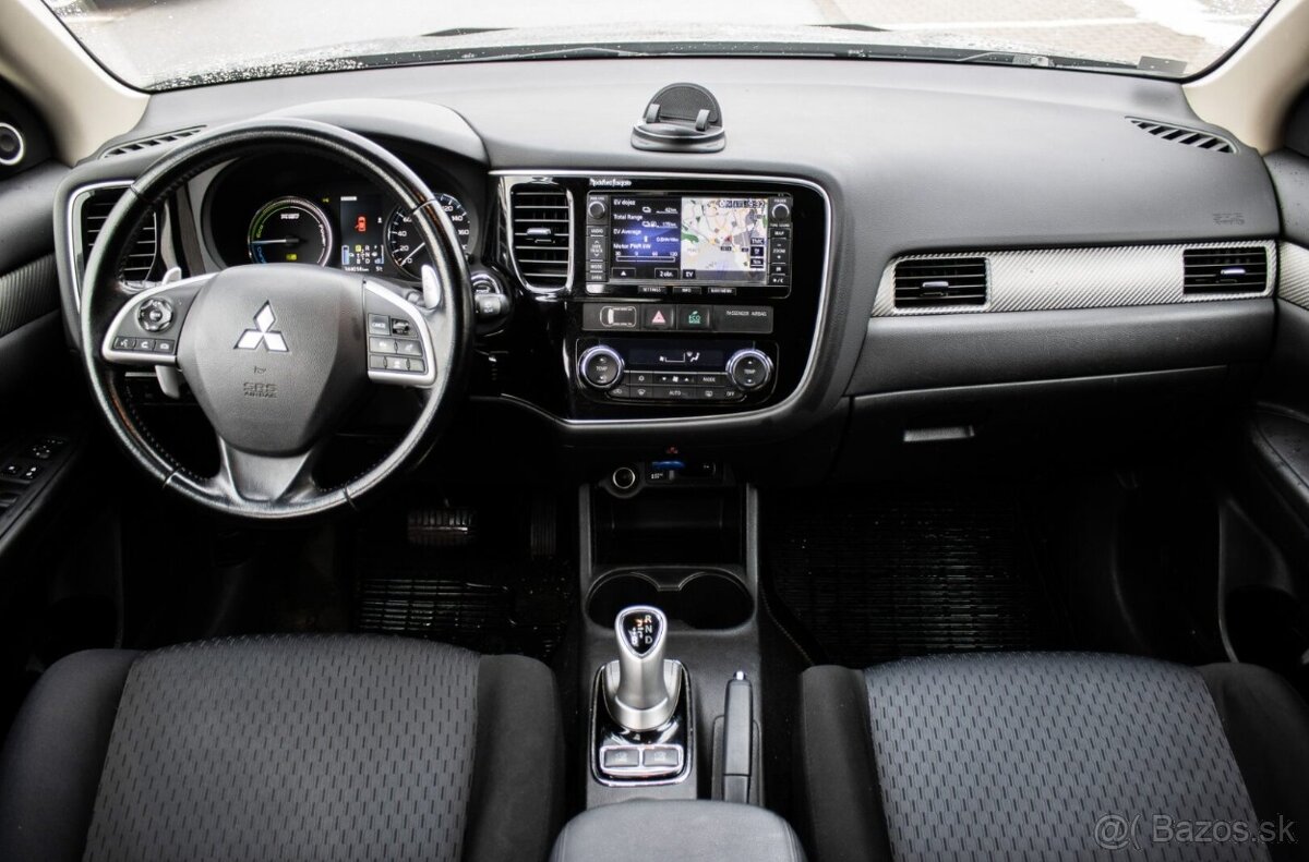 Mitsubishi Outlander 2.0 PHEV 4WD (2013) - 11