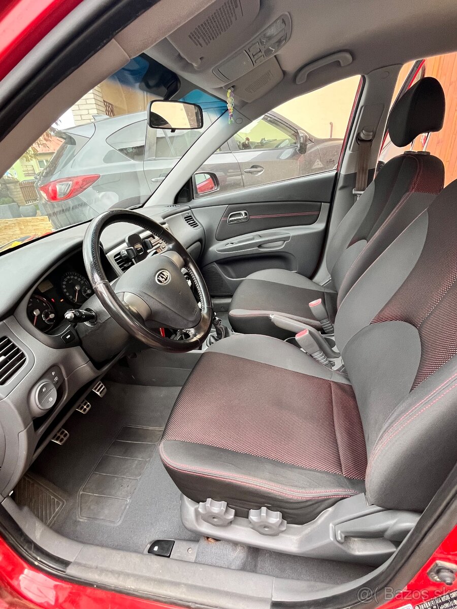 Kia Rio červená metalíza - 11
