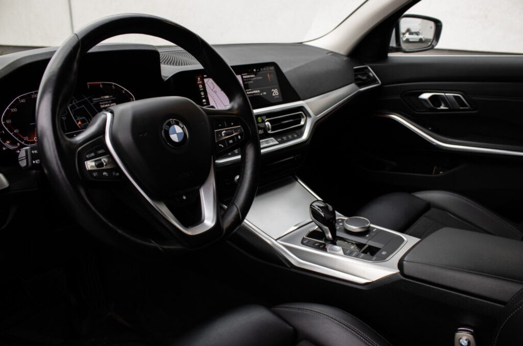 BMW 320i 2019 - 11