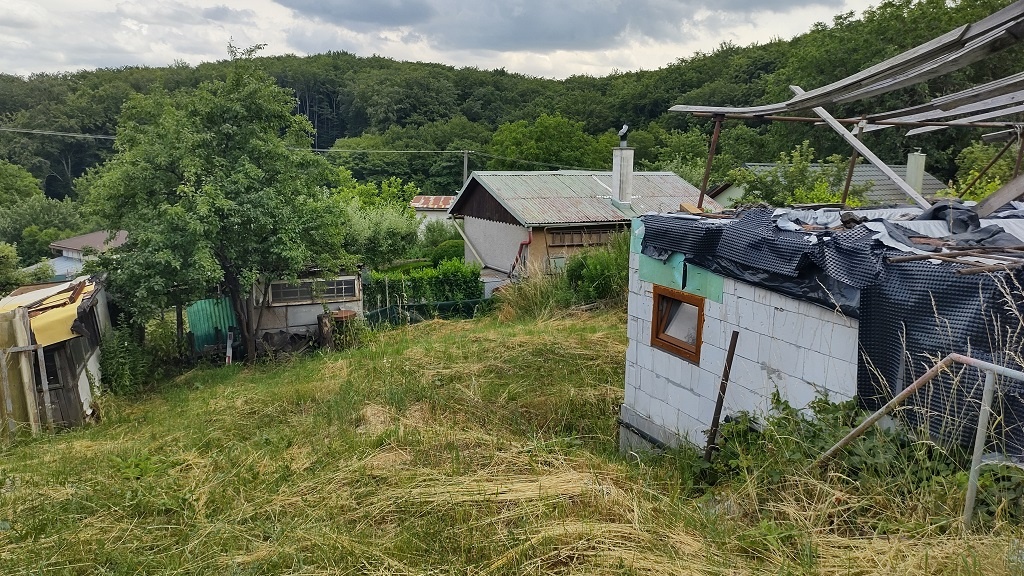 ZÁHRADA V KAVEČANOCH S ROZOSTAVANOU CHATOU - 11