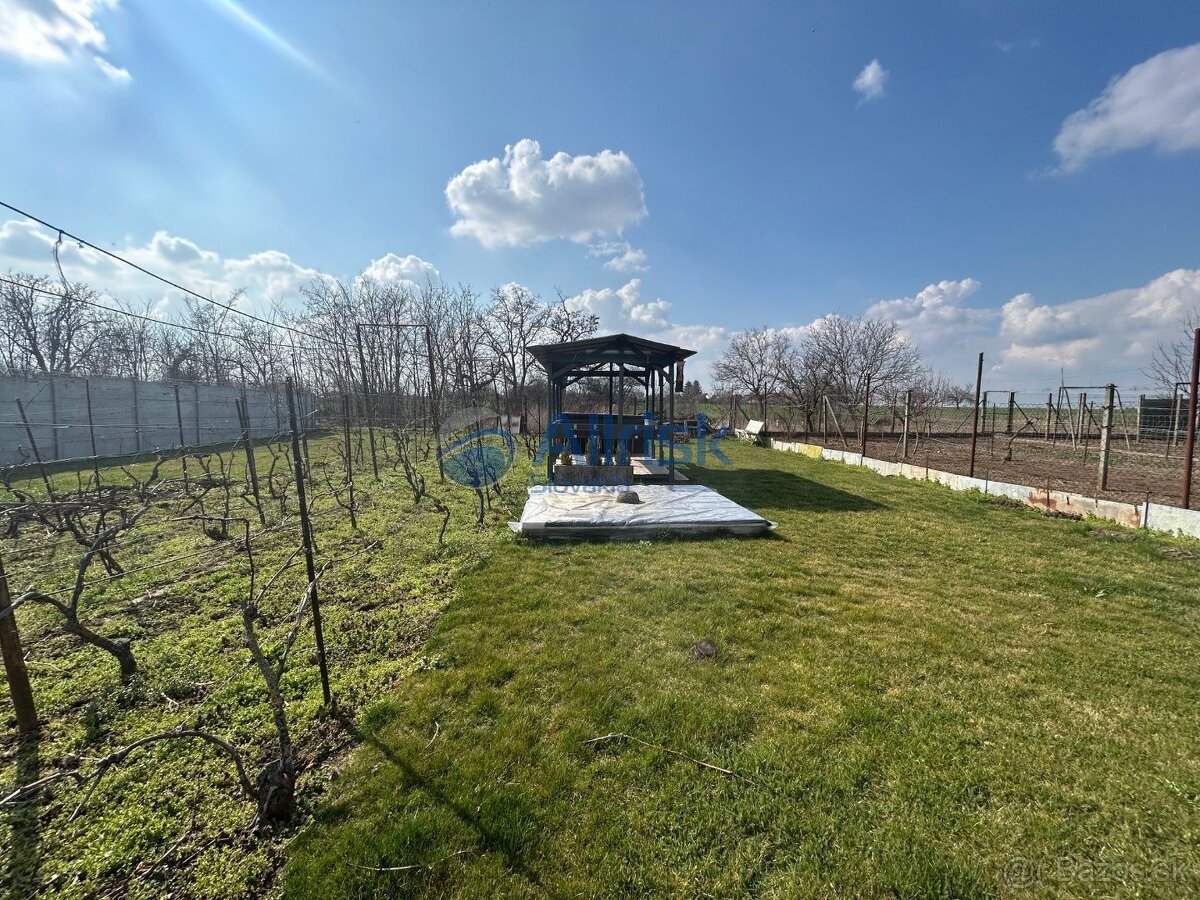 Starší zachovalý rodinný dom v tichej ulici v obci Hájske - 11