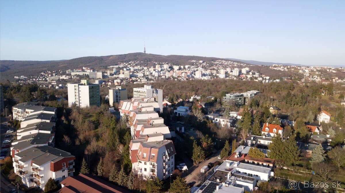 Dvojpodlažný dom Na Hradnom Kopci s dvojgarážou Staré Mesto - 11