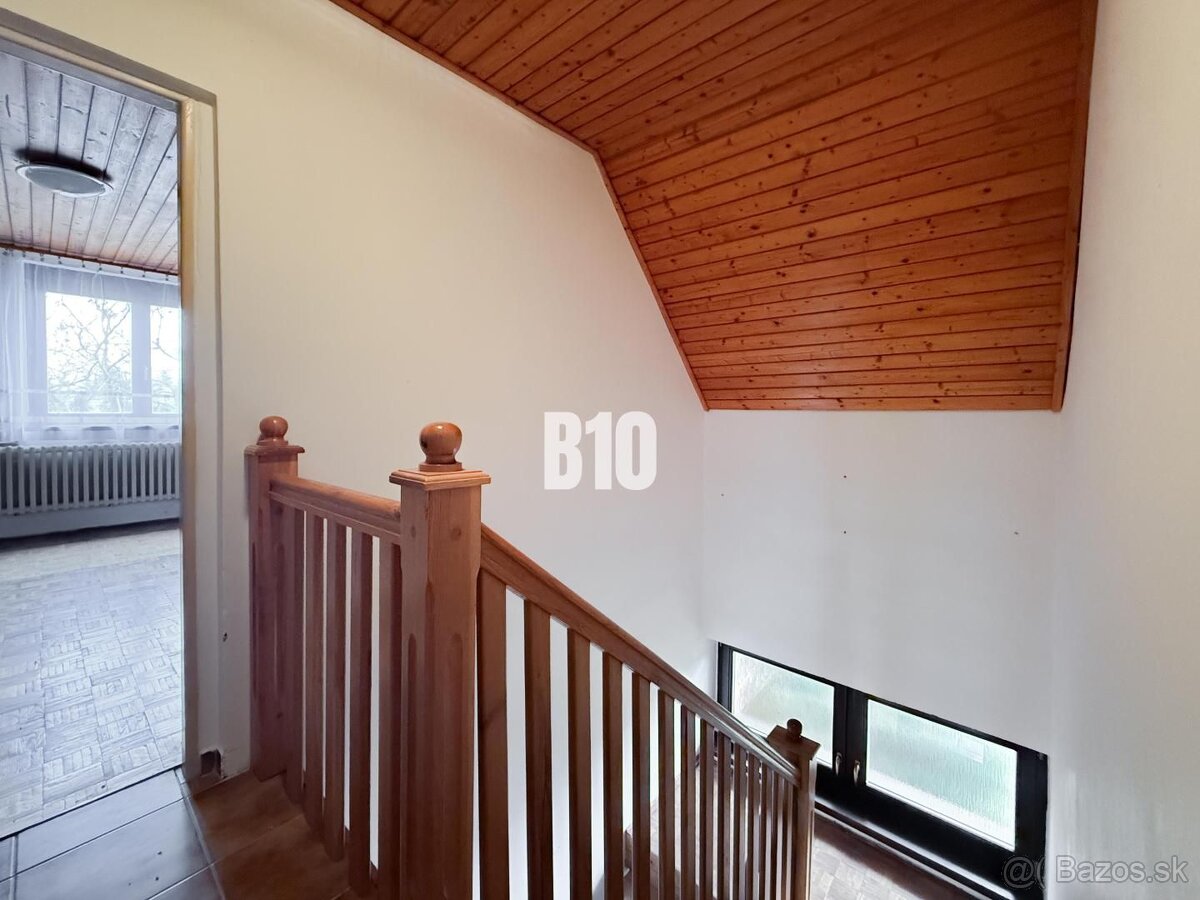 Priestranný rodinný dom s garážou na veľkom pozemku v obci V - 11