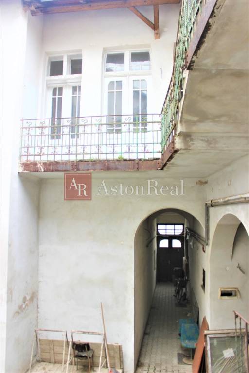 NA PREDAJ: veľký polyfunkčný dom v historickom centre mesta - 11