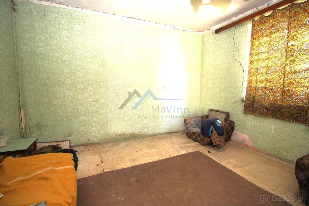PREDAJ dom s garážou a pozem. v Oslany - 11