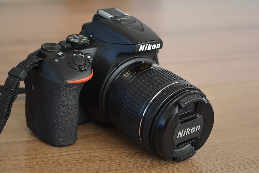 Nikon D5600 wifi BT - dotyk.dis. - VR objektiv AF-P 13tis.sn - 11
