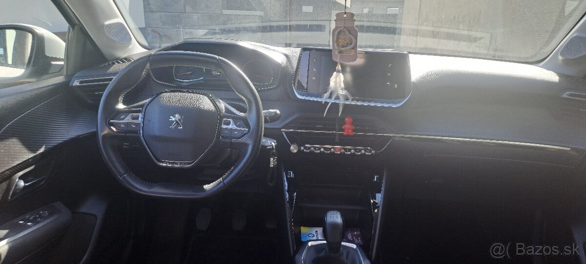 Peugeot 208 Pure Tech - 11