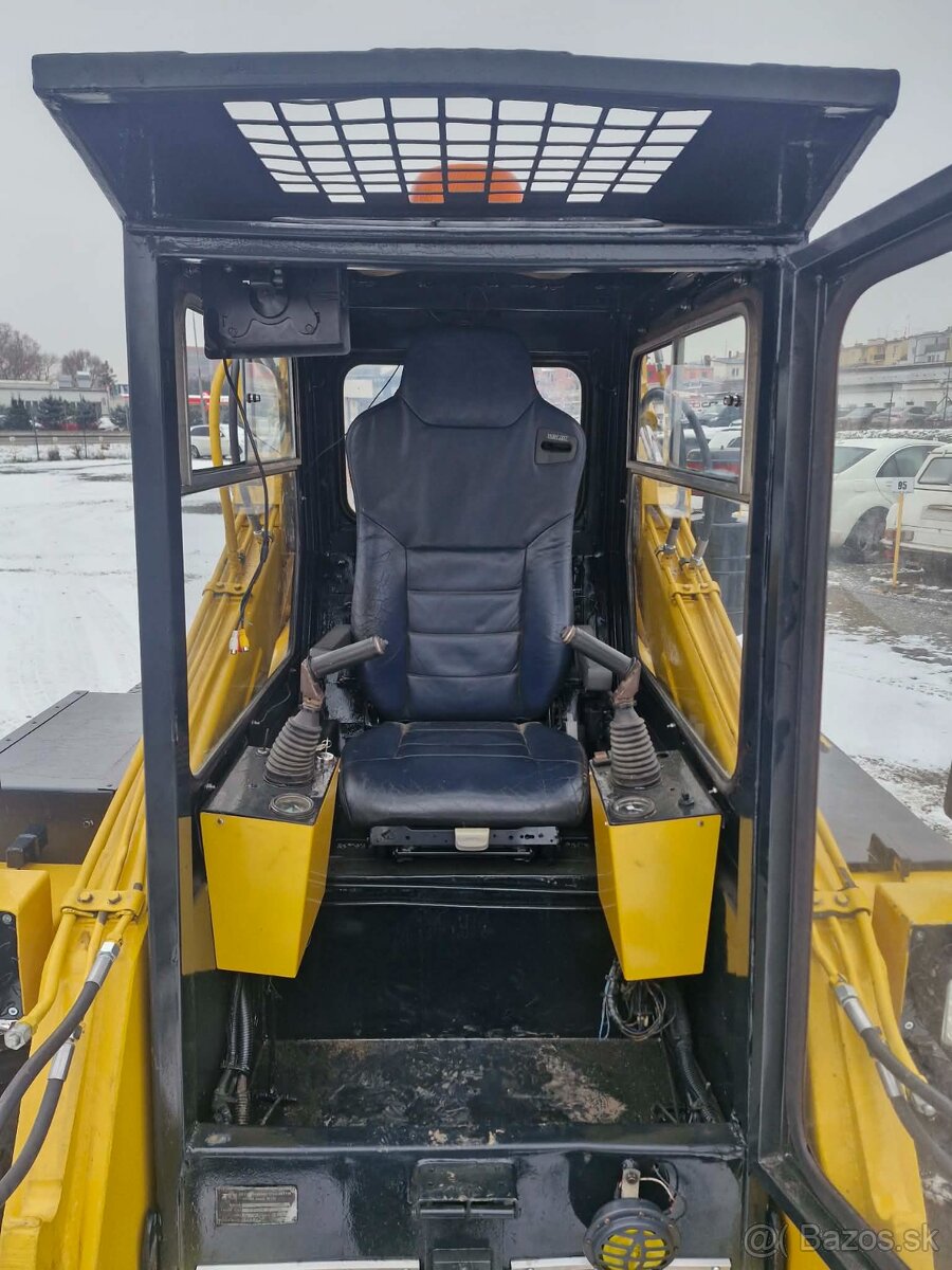 UNC 060 - Smykový nakladač - Brno - 11