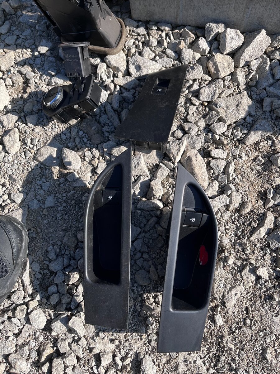 Opel Astra J 09-15 diely interiéru radio,packy,panel,vypínac - 11