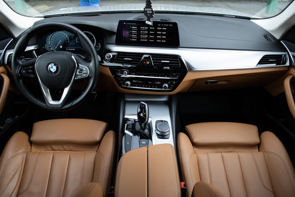 BMW 520d Touring z roku 2017 - 11