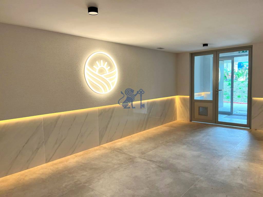 Prenájom kancelárskych / obchodných priestorov s terasou - R - 11