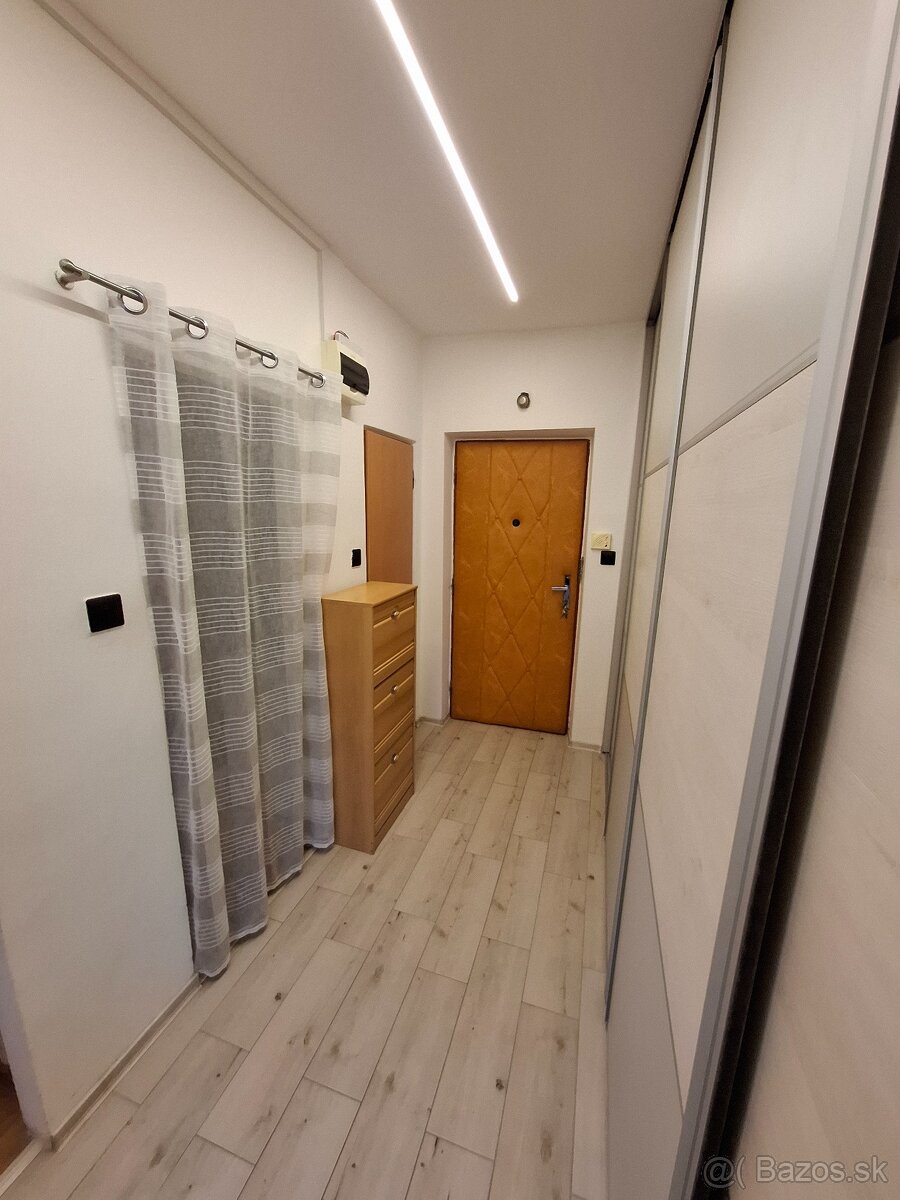 2 izbový byt v centre s dvoma veľkými balkónmi - 11