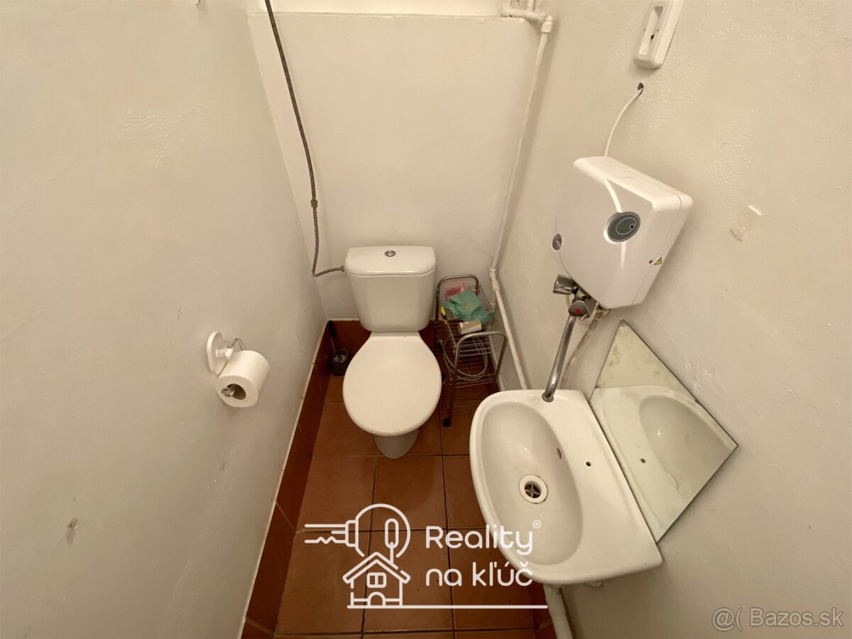 Na prenájom obchodný priestor s terasou v centre mesta NZ - 11