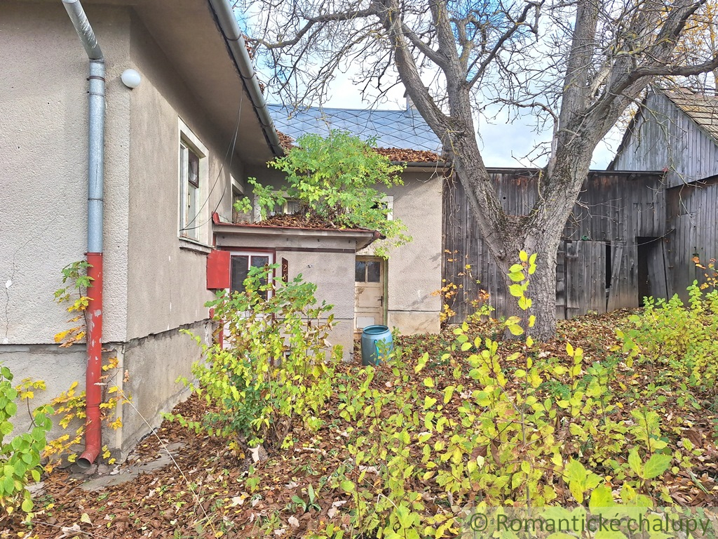 Dom v pôvodnom stave na krásnom pozemku (2130m2) v malej d - 11