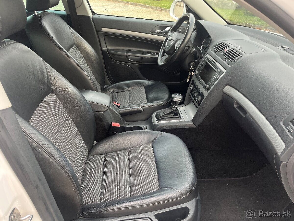 Skoda Octavia 2 2.0 TDI DSG elegance r.v 2012 xenon top stav - 11